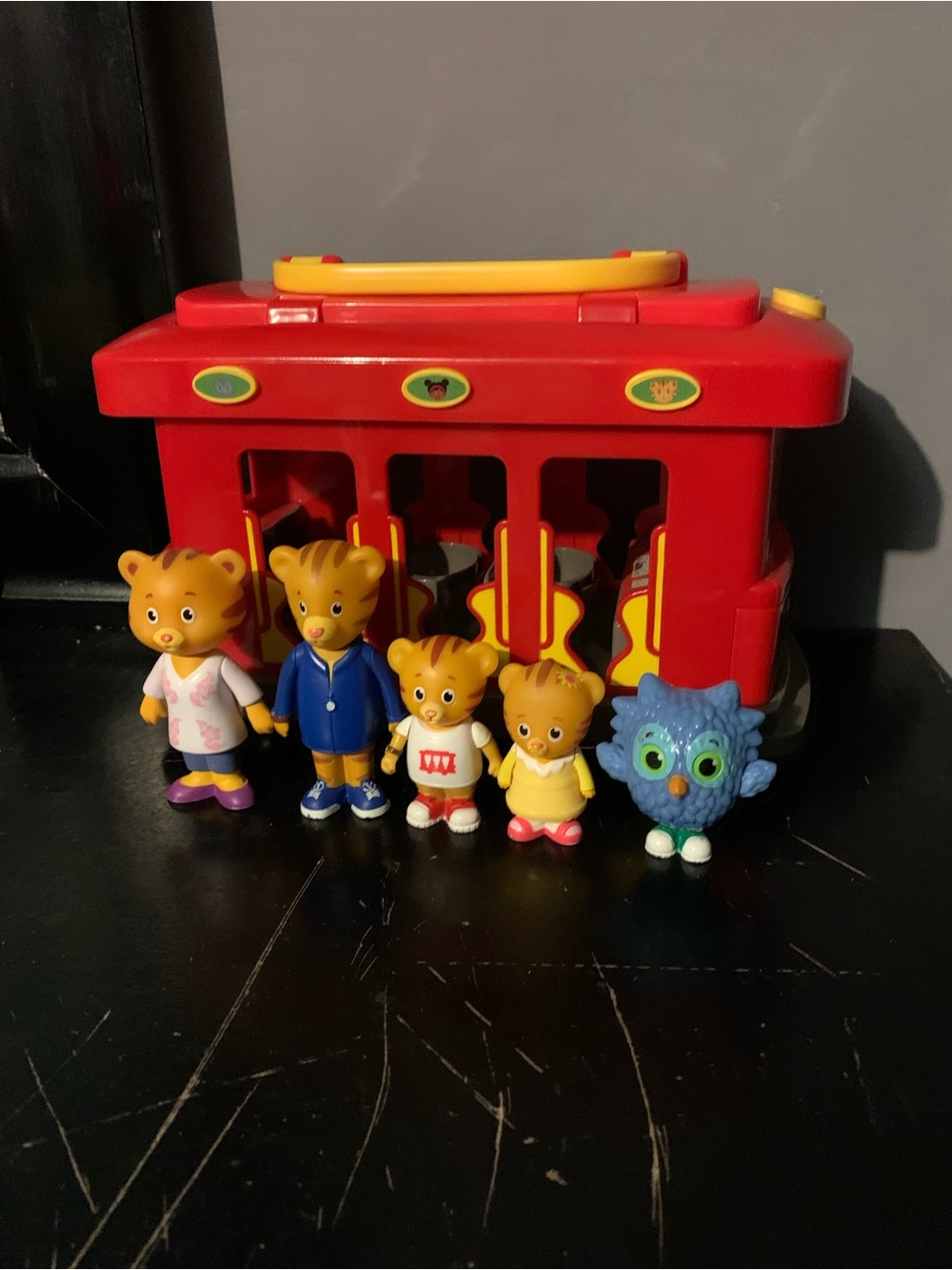 Daniel Tiger's Neighborhood Deluxe Electronic Trolley Sound & 5 Figures